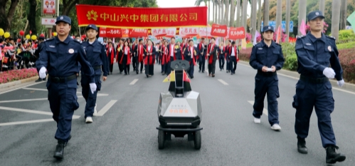 践责传爱，科技护航丨中山保安携户外安保机器人亮相慈善万人行